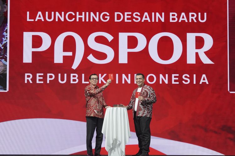 Direktur Jenderal Imigrasi Kementerian Hukum dan HAM (Kemenkumham) Silmy Karim resmi merilis desain paspor Republik Indonesia (RI) terbaru pada Sabtu (17/8/2024).