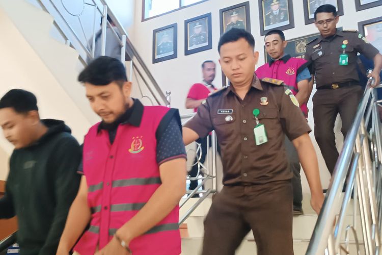 Mantri bank di Kecamatan Jabung, Muhammad Taufiqurahman dan warga atas nama Ngaidi saat digelandang di Kejaksaan Negeri Kabupaten Malang