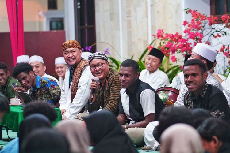 Ribuan santri Ponpes Cipasung, Tasikmalaya, Jawa Barat, bersama puluhan pemuda Papua gelar acara doa bersama untuk kedamaian Papua, pada Kamis (24/8/2023).