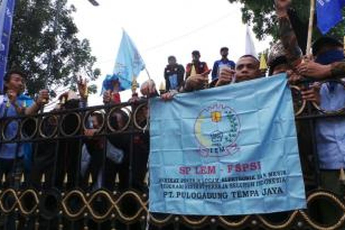 Buruh kembali berunjuk rasa di depan Balaikota Jakarta, Kamis (31/10/2013). Mereka mendesak Gubernur DKI Jakarta Joko Widodo untuk menaikkan upah minimum provinsi menjadi Rp 3,7 juta.