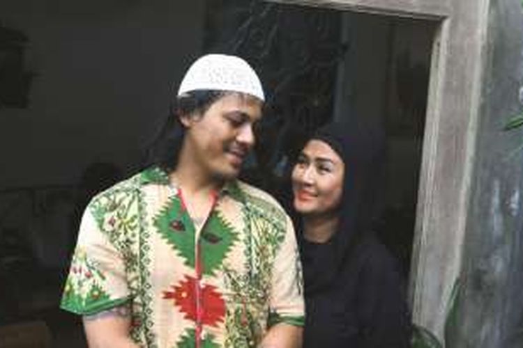 Ria Irawan dan suaminya, Mayky Wongkar, mengadakan acara syukuran pernikahan di kediaman mereka di kawasan Lebak Bulus, Jakarta Selatan, Jumat (23/12/2016) siang, sesudah menjalani akad nikah di KUA Kecamatan Cilandak, Jakarta Selatan, Jumat pagi.