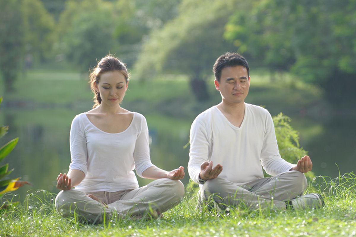 Mengelola stres dengan baik, misalnya dengan meditasi, juga termasuk cara menjaga kesehatan jantung.