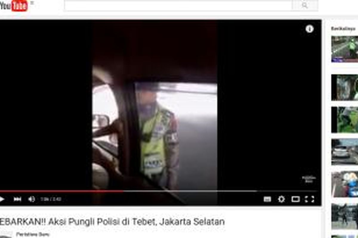 Cuplikan video ulah polisi yang menawarkan titip tilang kepada pengendara yang disebar di jejaring Youtube.