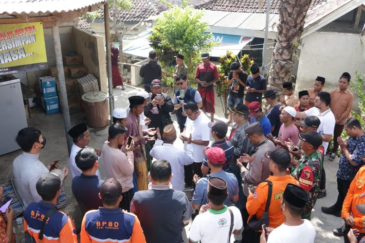 Bupati Sumenep saat mengunjungi lokasi dentuman dan mengajak warga berdoa, Minggu (13/8/2023). 
