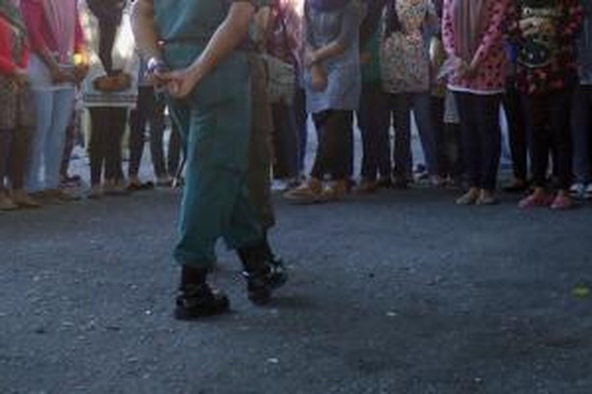 Puluhan remaja putri di Bireun dikumpulkan di halaman Meuligoe Bireuen, Aceh. Mereka terjaring razia pakaian.