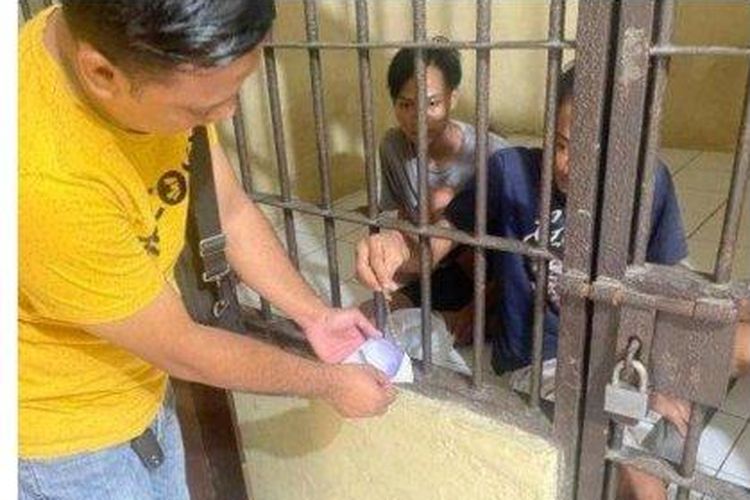 Jambret di Cirebon menyerahkan gelang emas yang sempat ditelannya kepada polisi. Peristiwa jambret telan gelang emas ini terjadi pada Kamis (2/5/2024) .