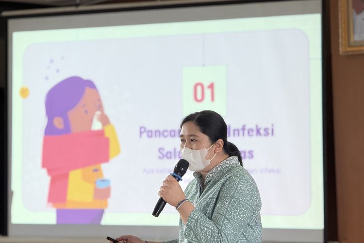 Senior Medical Affairs Manager Combiphar dr. Clavelina Astriani dalam acara edukasi kesehatan Waspada ISPA di Musim Pancaroba, di Kantor Kecamatan Pancoran, Rabu (15/4/2026).
