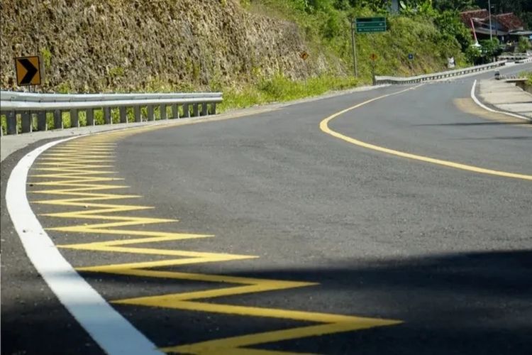 Ternyata Ini Fungsi Marka Zigzag Kuning di Tepi Jalan