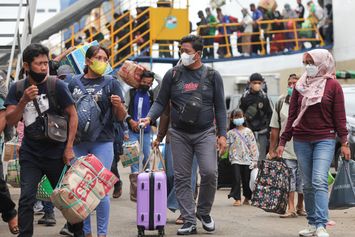 Ribuan Pemudik Tiba di Pelabuhan Tanjung Perak Surabaya