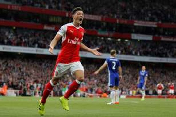 Gelandang Arsenal, Mesut Oezil, merayakan golnya seusai membobol gawang Chelsea, Sabtu (24/9/2016).
