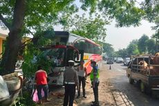 Hindari Pikap, Bus Mira Tabrak Pohon di Magetan, 1 Penumpang Terluka