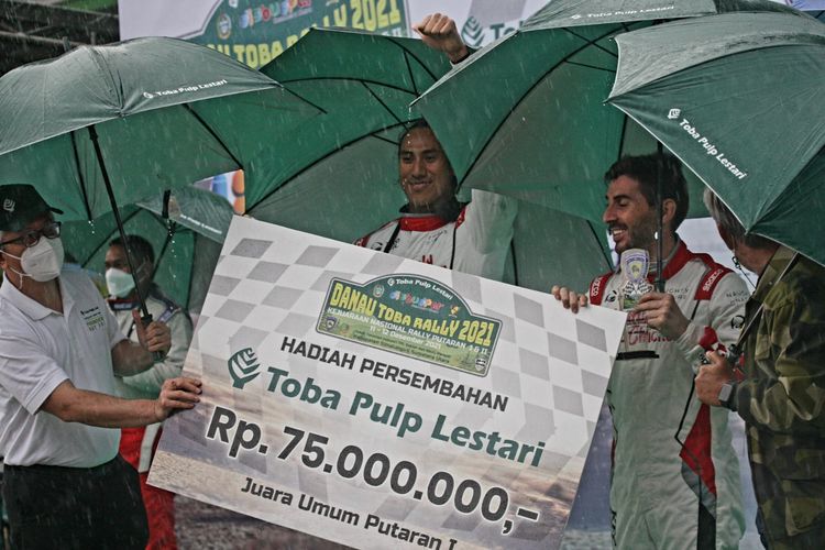 Sean Gelael dan navigator Hugo Malgahaes merayakan kemenangan di Putaran 1 Danau Toba Rally 2021, Sabtu (11/12/2021).