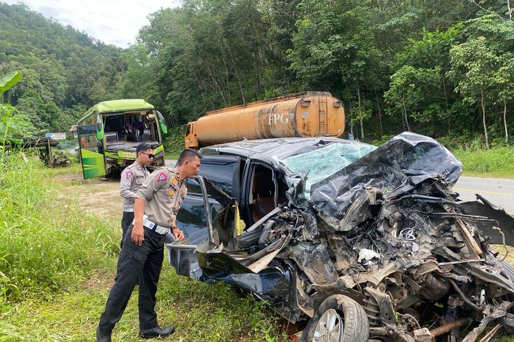 Tabrakan maut, antara bus dengan sebuah mobil pribadi terjadi di Jalan Trans Kalimantan, Kecamatan Sungai Ambawang, Kabupaten Kubu Raya, Kalimantan Barat (Kalbar) tewaskan dua orang. 