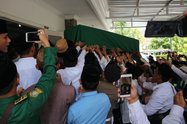 Suasana saat kedatangan jenazah Gus Sholah di Ndalem Kasepuhan pesantren Tebuireng Jombang, Senin (3/2/2020).