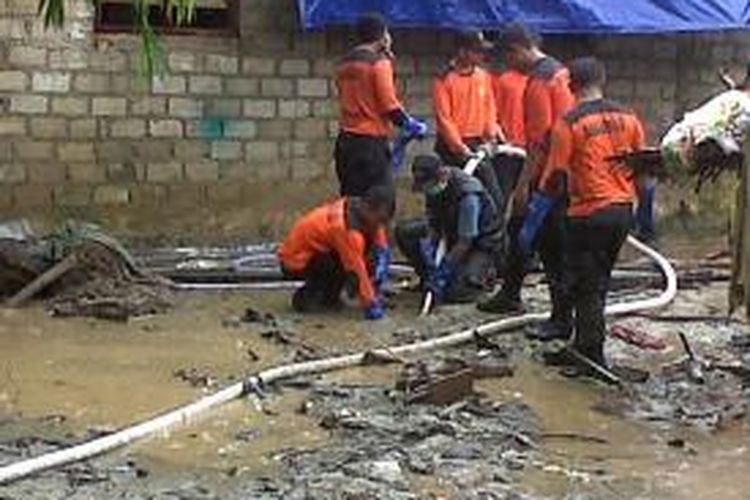 Tim SAR dan relawan PMI dibantu warga masih mencari dua korban banjir dan tanah longsor dengan menggunakan alat pembersih lumpur di bantaran sungai Wai Tomu Tanah Tinggi, Kecamatan Sirimau Ambon, Kamis (15/8/2013)