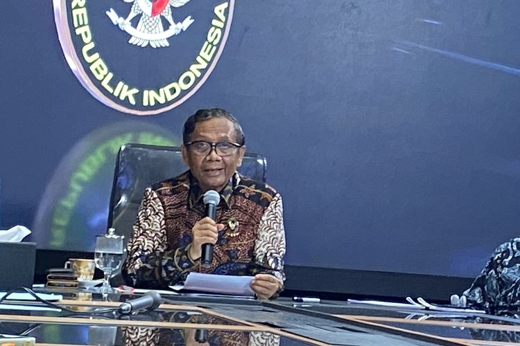 Menteri Koordinator Bidang Politik, Hukum, dan Keamanan (Menko Polhukam) Mahfud MD dalam konferensi pers di Command Center Kantor Kemenko Polhukam, Jakarta, Jumat (23/6/2023).
