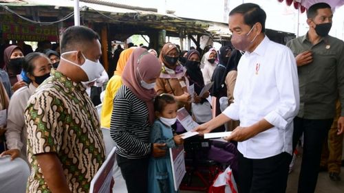 Sri Mulyani Laporkan Penyesuaian APBN ke Jokowi, Salah Satunya untuk Bansos