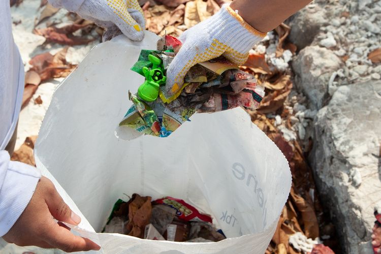 Kegiatan membersihkan pantai di Kepulauan Seribu.