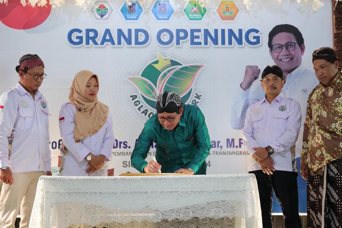 Mendes PDTT Abdul Halim Iskandar saat meresmikan Aglaonema Park di Desa Tridadi, Sleman, Daerah Istimewa Yogyakarta (DIY), Sabtu (22/6/2024).