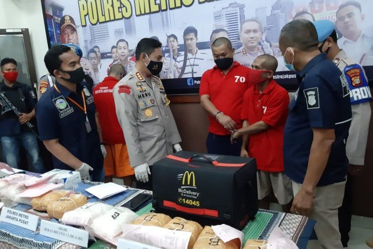 Konferensi pers pengungkapan pengedaran sabu sebesar 8.5 kilogram yang terafiliasi dengan jaringan narkoba internasional di Mapolres Metro Jakarta Pusat, Rabu (20/5/2020). 