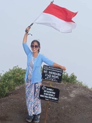 Rahmi Hidayanti, pendaki gunung yang senang berkebaya.