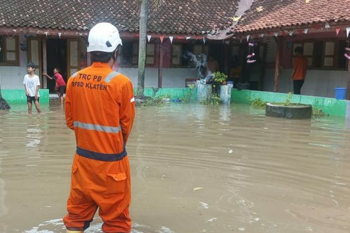 Petugas TRC BPBD melakukan pemantauan kondisi banjir di SDN 2 Krakitan, Bayat, Klaten, Jawa Tengah, Rabu (22/1/2025).