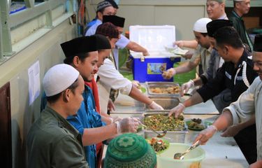 Para pekerja PT Freeport Indonesia berbuka puasa di Masjid Baabul Munawwar yang terletak 1.700 meter dari permukaan bumi pada bulan Ramadhan 2019 .
