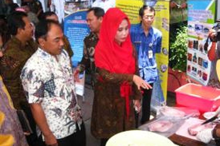 Bupati Kendal Widya Kandi Susanti menyaksikan demo pengolahan ikan bandeng, Rabu (9/10/2013).