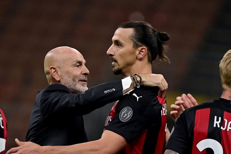 Pelatih AC Milan Stefano Pioli (kiri) memberi pelukan kepada Zlatan Ibrahimovic (kanan) usai laga Derby della Madonnina kontra Inter Milan di Stadion Giuseppe Meazza, Sabtu (17/10/2020) malam WIB.