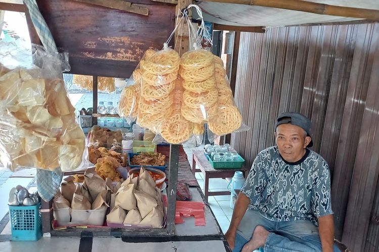 Purwanto menunggu gerobak angkringannya menunggu para pembeli datang di Jalan Gondosuli, Umbulharjo, Kota Yogyakarta, DIY, Kamis (12/10/2023)