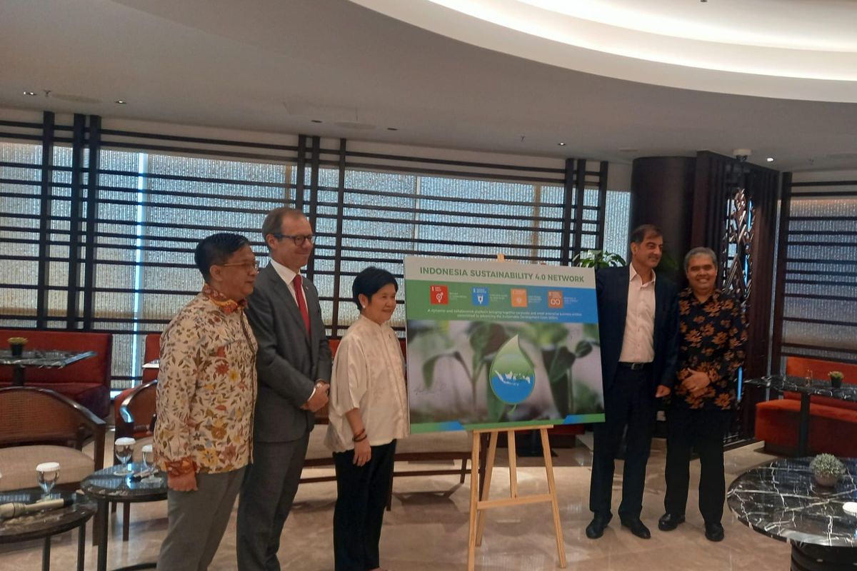 Kamar Dagang Swiss Indonesia (SwissCham) bekerja sama dengan Kamar Dagang dan Industri Indonesia (KADIN Indonesia) secara resmi meluncurkan Jaringan Indonesia Sustainability 4.0 di Menara Kadin, Jakarta Selatan, Selasa (26/9/2023).