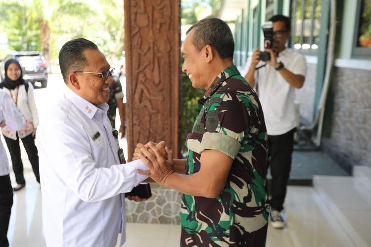 Deputi Bidang Pencegahan Perlindungan dan Deradikalisasi Roedy Widodo beraudiensi dengan Komandan Komando Resor Militer (Korem) 181/Praja Vira Tama Totok Sutriono di Markas Komando Korem 181 Sorong, Selasa, (24/9/2024). 
