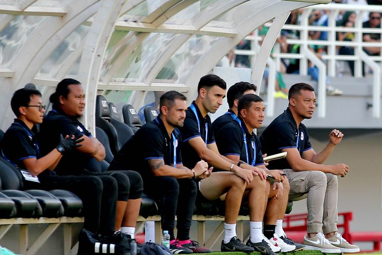 Manajer RANS Nusantara FC Hamka Hamzah saat menyaksikan jalannya pertandingan pekan ke-4 Liga 1 2023-2024 melawan Persebaya Surabaya berakhir dengan skor 2-2 di Stadion Gelora Bung Tomo Surabaya, Minggu (23/7/2024) malam.