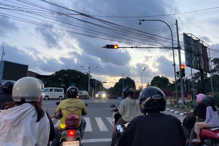 Lampu merah di salah satu ruas jalan Kota Balikpapan, Kalimantan Timur.