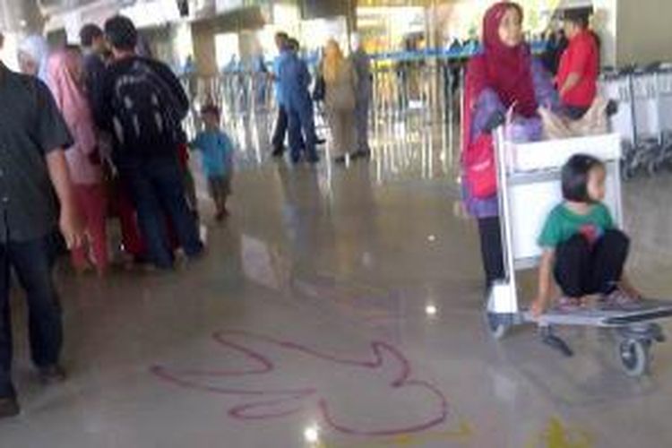 Lokasi tertabraknya M Rafi, bocah berusia 4 tahun, oleh mobil Toyota Alphard di Terminal 2 Bandara Internasional Juanda Surabaya, Selasa (13/5/2014).