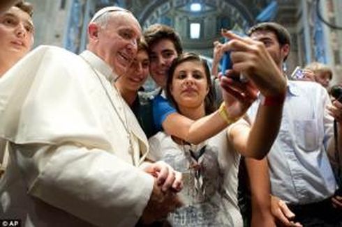 Foto Paus Bersama Para Remaja Tersebar di Internet