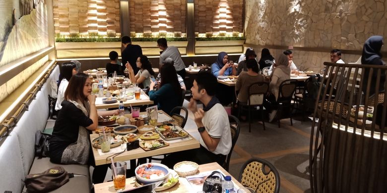 Suasana di resto Taliwang Bali, Grand Indonesia, Jakarta, Selasa (10/4/2018).