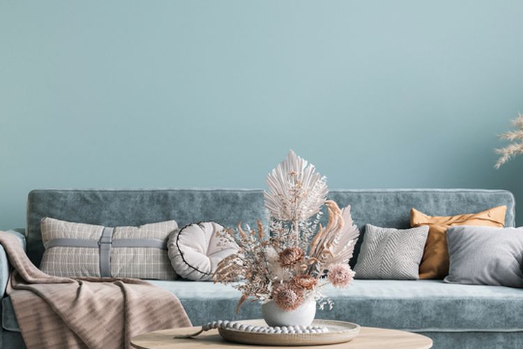 Ilustrasi sofa berwarna senada dengan warna dinding