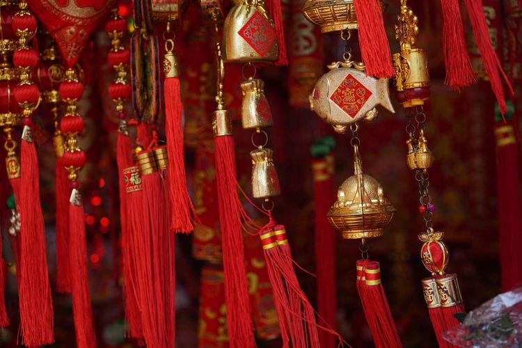 Ragam pernak pernik menjelang Tahun Baru Imlek 2577 Kongzili di kawasan Glodok, Jakarta Barat, Sabtu (24/1/2026).