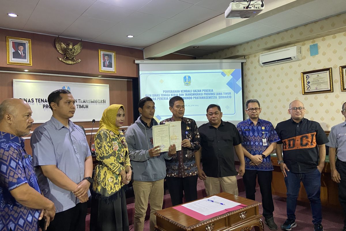 Disnakertrans Jatim mengembalikan ijazah mantan karyawan PT. Tedmonnindo Pratama Semesta, Kamis (5/6/2025)