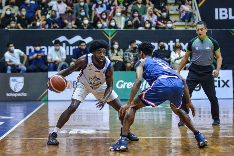 Foreign basketball player Satria Muda Brachon Griffin (white) tries to get past Pelita Jaya basketball player Dekardo Wanya Day during the second final game of IBL 2022, Sunday (28/8/2022) at Gor C-Tra Arena Bandung.