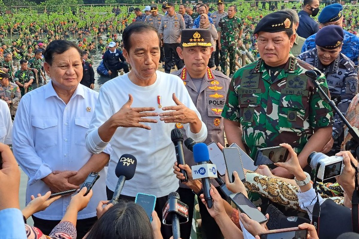 Presiden Joko Widodo memberikan keterangan pers diTaman Wisata Alam Kapuk Angke, Jakarta, Senin (15/5/2023).  