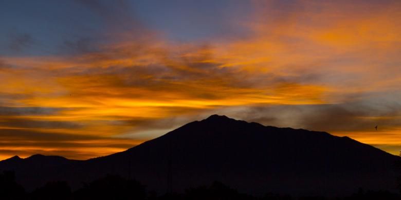 Gunung Gede Pangrango, Jawa Barat pada pagi hari dilihat dari Caringin, Kabupaten Bogor, 30 November 2013.