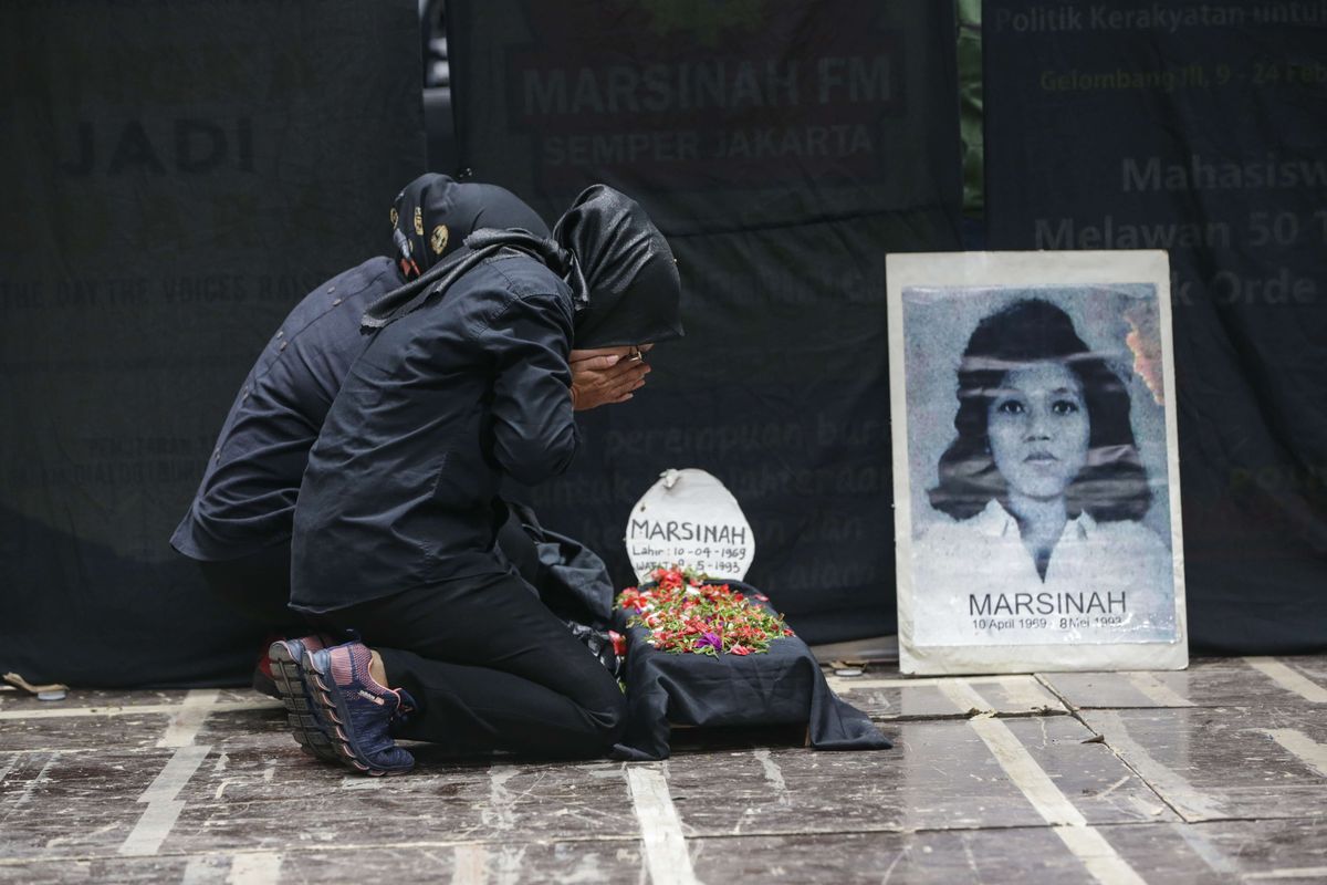 Aksi teatrikan bercerita tentang Marsinah memeriahkan May Day Fiesta dalam rangka memperingati Hari Buruh Internasional di Istora Senayan Jakarta, Senin (1/5/2023). Ribuan buruh turun ke jalan menyampaikan aspirasinya.