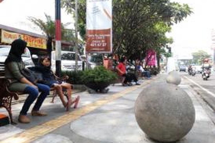 Sejumlah warga saat tengah duduk santai di trotoar baru Jalan R.E Martadinata, Kota Bandung, Senin (28/12/2015). Pemkot Bandung gencar melakukan perbaikan infrastruktur pedestrian untuk mengembalikan budaya berjalan kaki.
