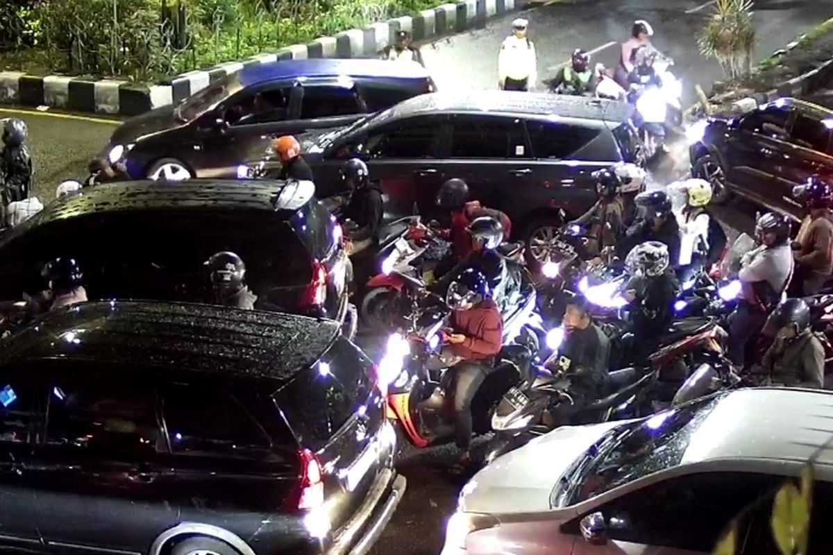 Macet di pertigaan lampu merah bawah Flyover Arjosari, Jalan Ahmad Yani, Kota Malang, Jawa Timur. 