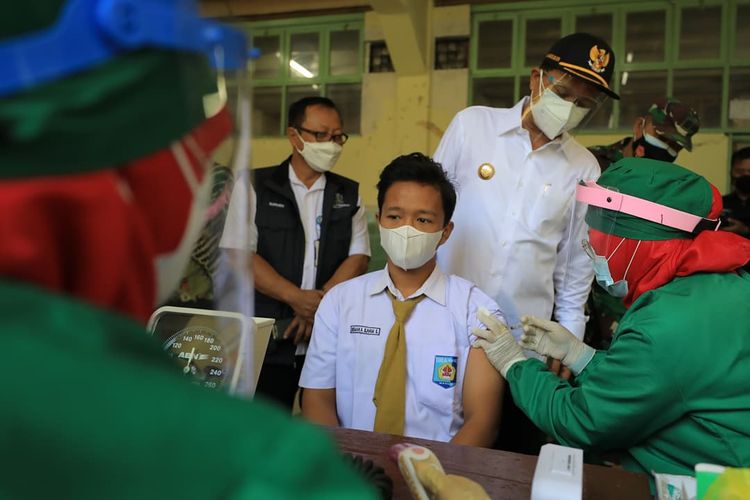 DIVAKSIN—Walikota Madiun, Maidi memantau jalannya vaksinasi anak-anak SMA di SMAN 1 Kota Madiun, Rabu (4/8/2021)
