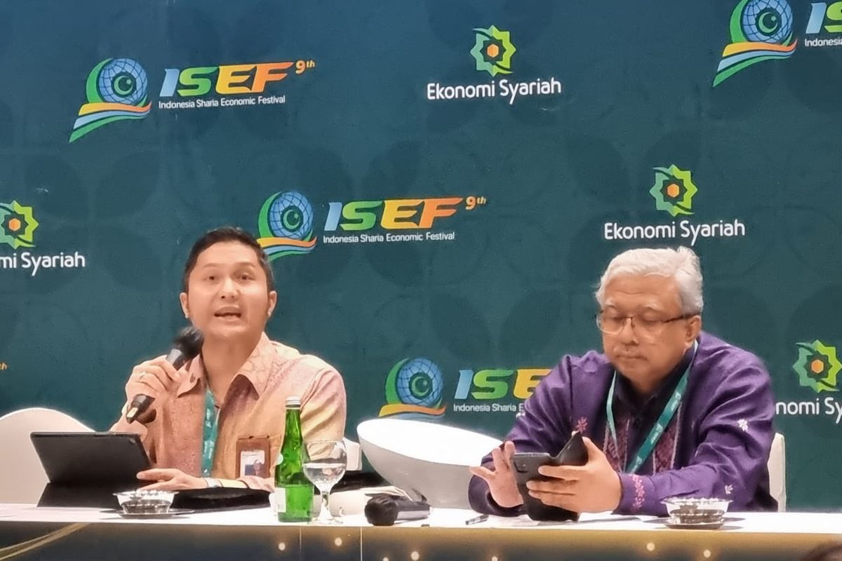 Direktur Infrastruktur Ekosistem Syariah KNEKS Sutan Emir Hidayat (kiri) dan Kepala Departemen Ekonomi dan Keuangan Syariah Bank Indonesia Arief Hartawan saat Taklimat Media di Jakarta Convention Center, Kamis (6/10/2022).