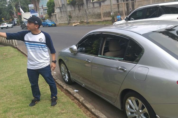 Mobil presenter Rico Ceper jenis honda Acord warna silver metalik dengan nomor polisi B.2068.WBD menjadi korban pecah kaca.Peristiwa tersebut terjadi di Kawasan Puri Bintaro Sektor 9 tepatnya di samping klinik gereja GKI, Pondok Aren, Tangerang Selatan, Jumat (20/9/2019) siang. 