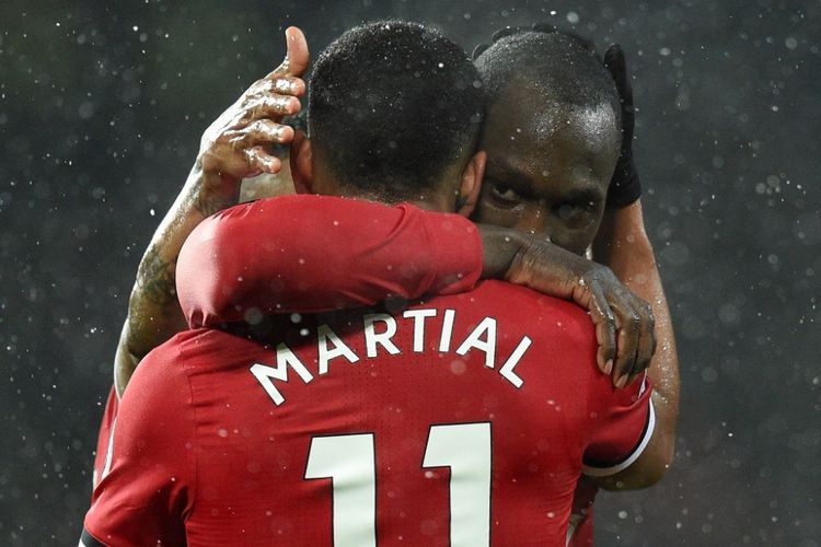 Striker Manchester United, Romelu Lukaku (kanan), merayakan golnya bersama Anthony Martial dalam laga Liga Inggris kontra Bournemouth di Stadion Old Trafford, Manchester, pada 13 Desember 2017.